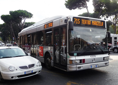 ローマ市内を走る路線バス