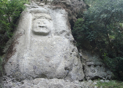 巨大な壁に刻まれた日本一雄大な「不動明王像」（約８メートル）